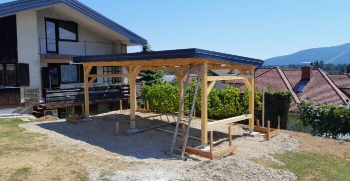Lesen carport po meri na dvorišču