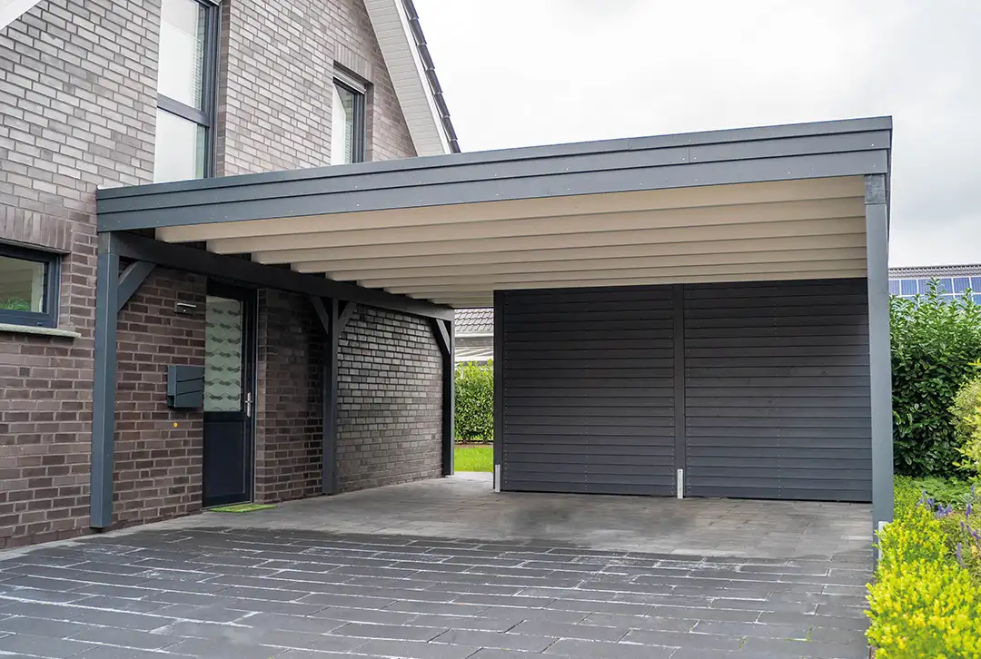 Carport po meri ob hiši z ravno streho za zaščito vozil